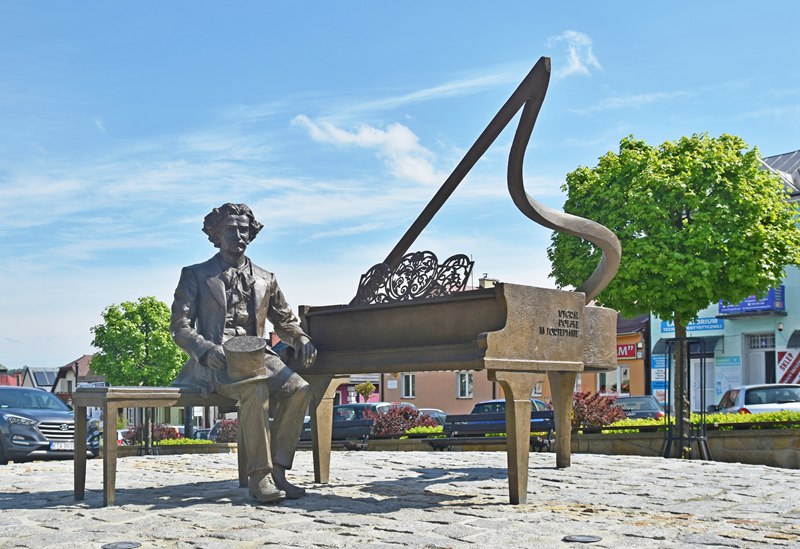 piano statue