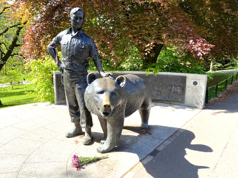 wojtek bear statue