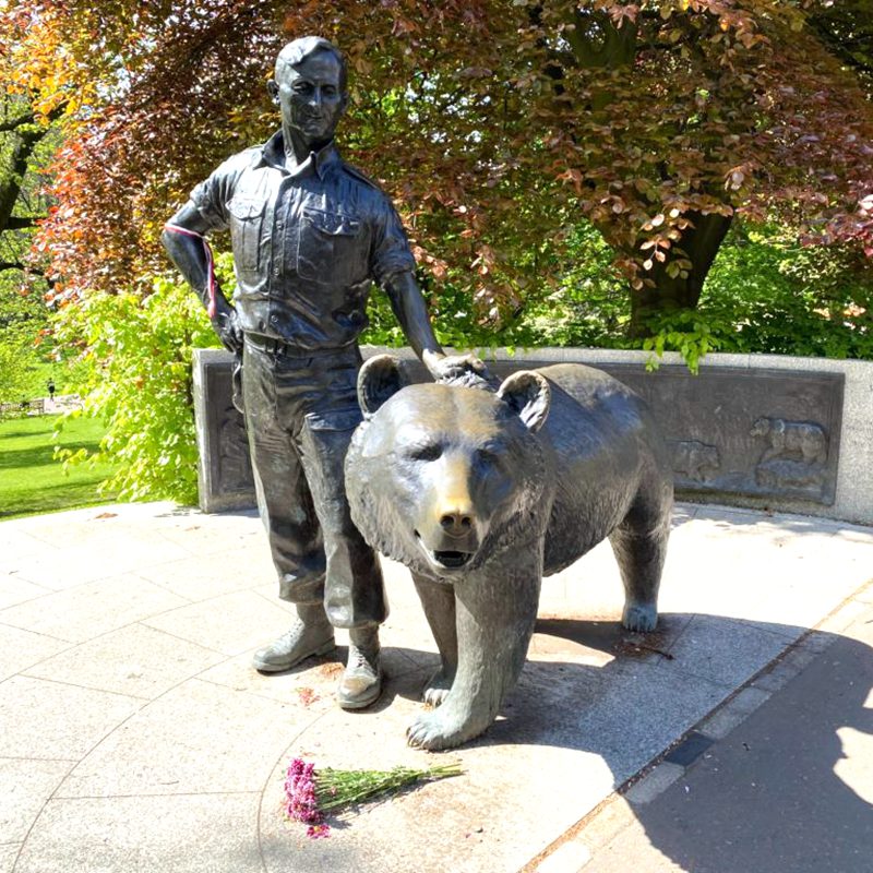 wojtek the soldier bear statue