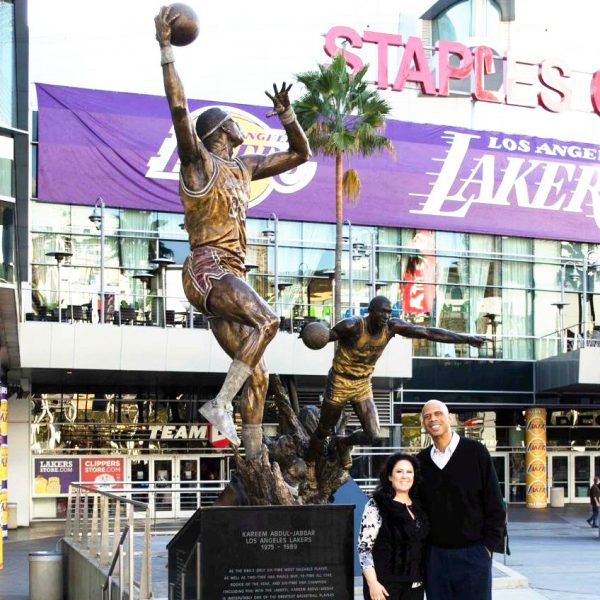 6 Lakers legends who had their statues built before Kobe Bryant