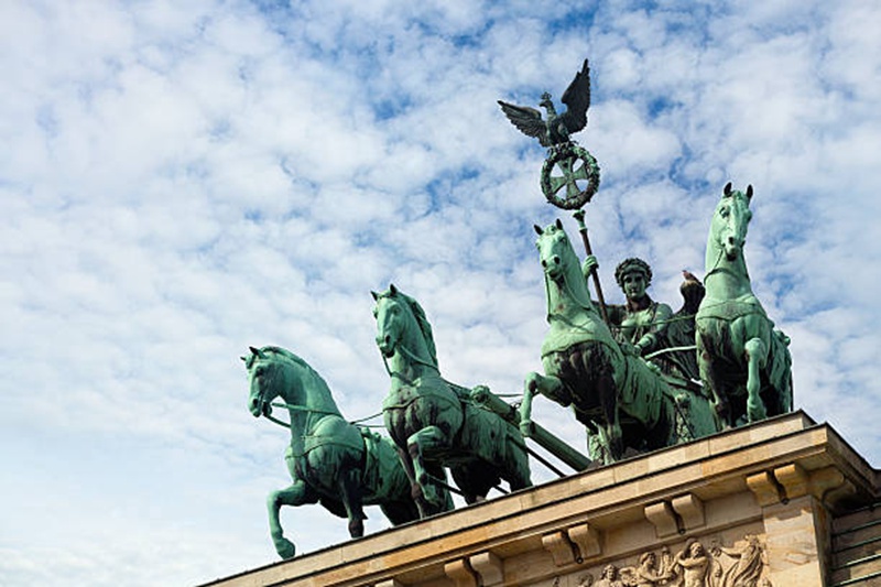 1.The Horse Tamers (The Quadriga) statue