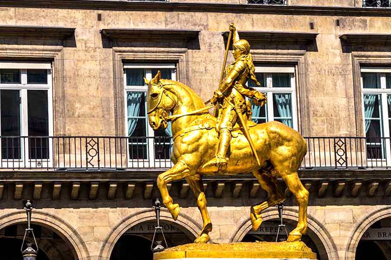 Image-4-Jeanne-darc-statue-à-Paris-1