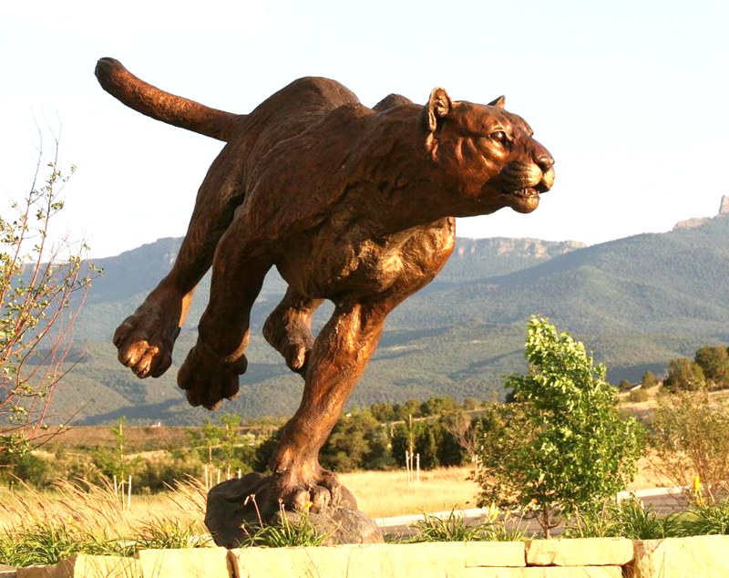 Outlet Cougar sculpture