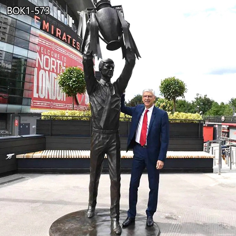 Welcoming the Elephant and Castle statue