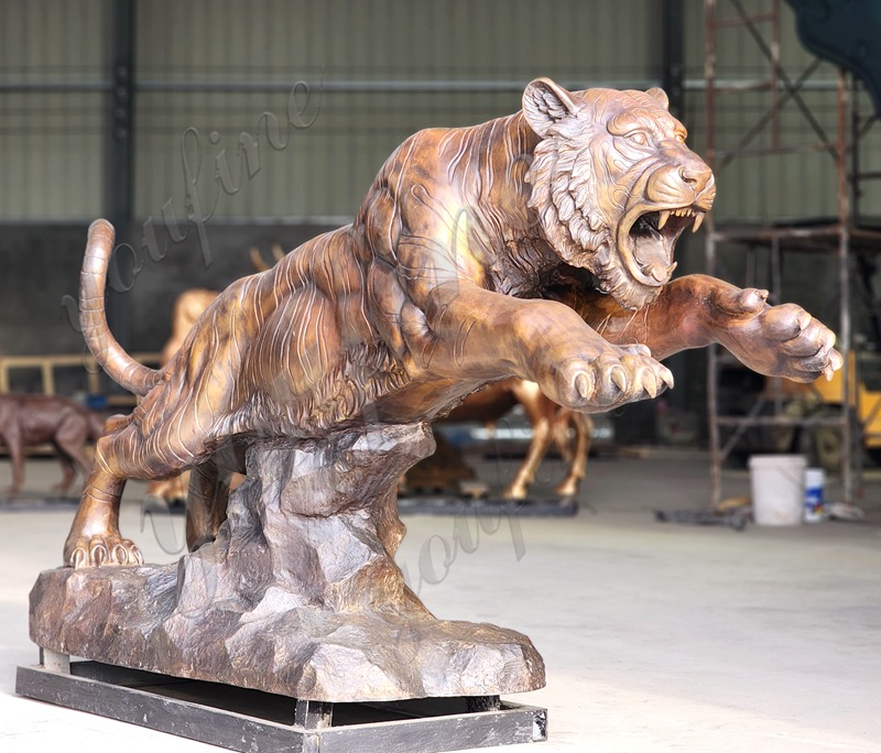 Tiger sculpture